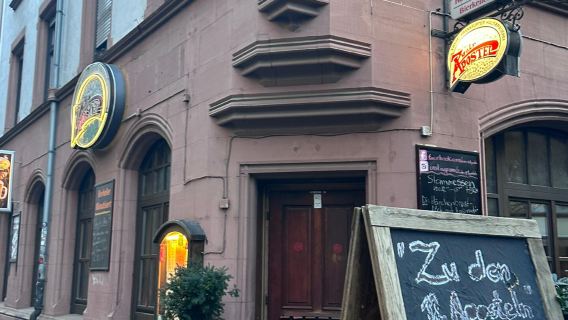 Услуга бронирования столика в популярном ресторане Zu den 12 Apostelny во Франкфурте, Германия