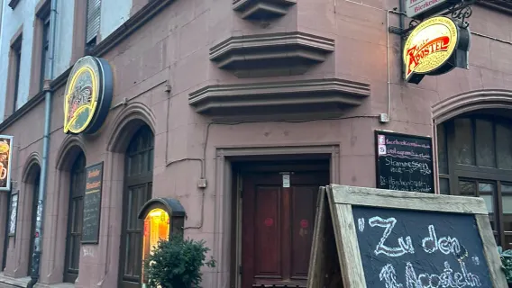 Frankfurt's Zu den 12 Aposteln viral restaurant reservation service