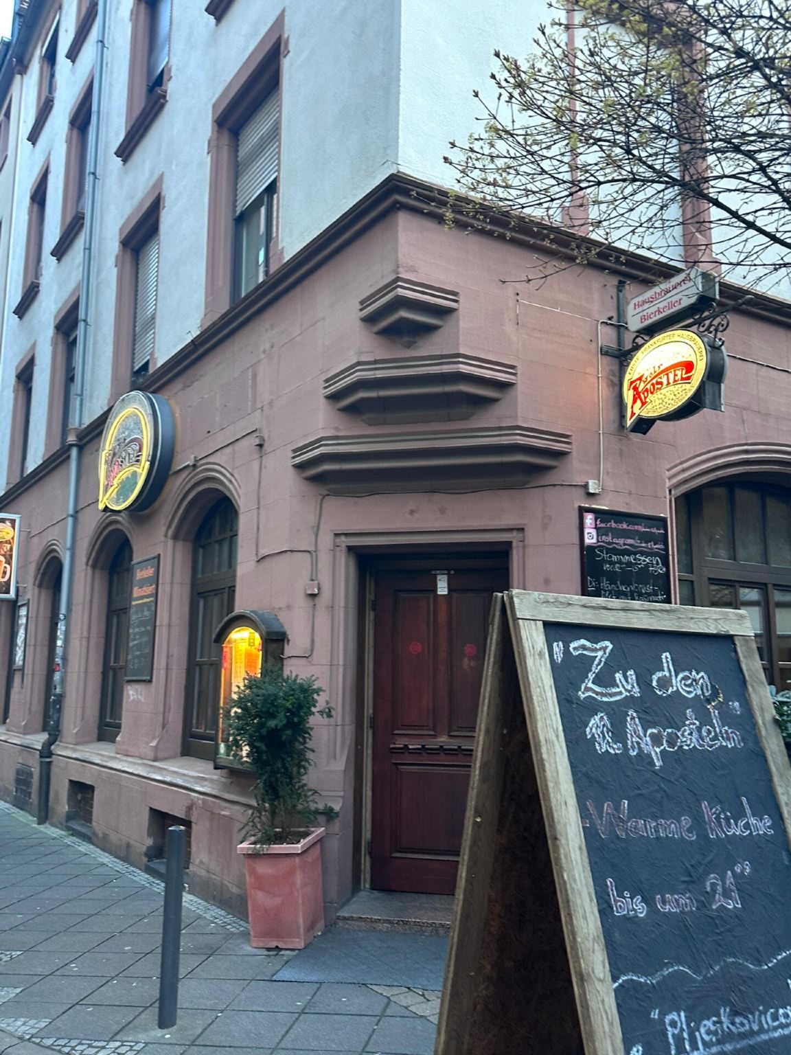 Frankfurt's Zu den 12 Aposteln viral restaurant reservation service