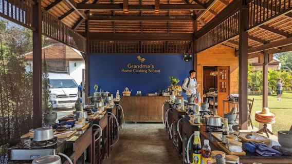 Chiang Mai Doi Suthep + Wat Phra That Doi Suthep + Chiang Mai University + Grandma's Kitchen Thai cooking class 1-day tour