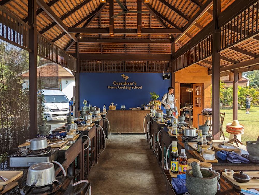 Chiang Mai Doi Suthep + Wat Phra That Doi Suthep + Chiang Mai University + Grandma's Kitchen Thai cooking class 1-day tour