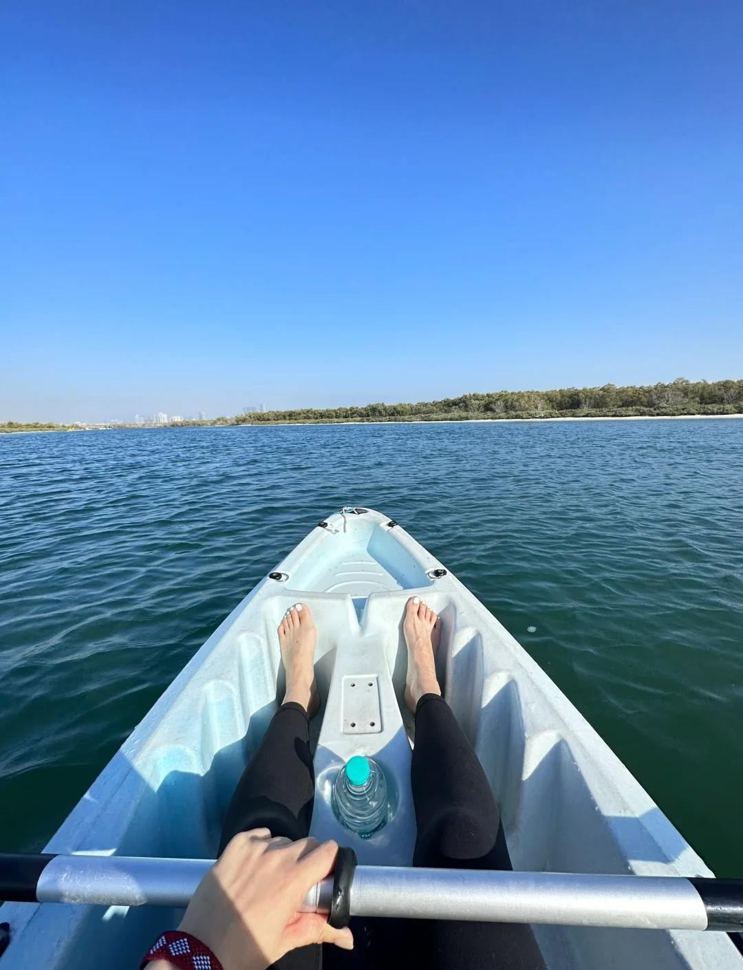 [Tagesausflug mit Privattransfer in Abu Dhabi] Kajakfahren/Bootsfahrt im Mangrovenwald + Strand + Markt – Flexibles Programm mit Privattransfer