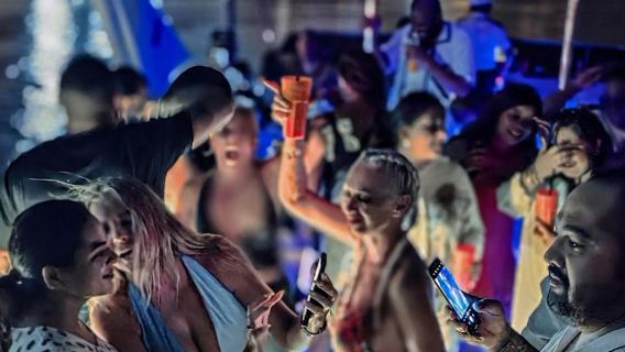 ドバイの豪華ヨーパーティー:ライブDJ、BBQ&オープンバー付き - 「星空の下で踊り、水上でパーティー」