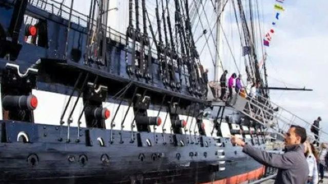 Boston: Guided Walking Tour + USS Constitution Entry + Sightseeing Cruise