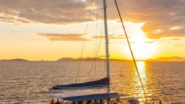 Hyères: Crucero en catamarán al atardecer a la península de Giens
