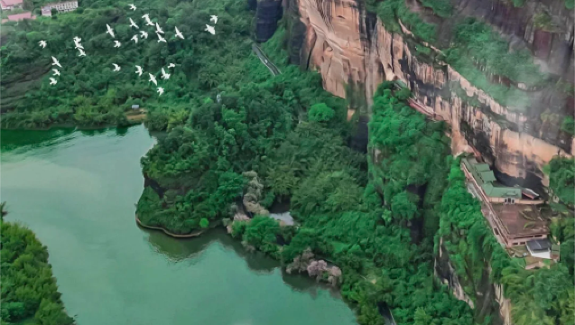 Lawatan Sehari Shaoguan Gunung Danxia + Kuil Nanhua [Warisan Dunia & Kuil Purba Berusia Ribuan Tahun] [Pakej Persendirian dengan Kenderaan Khas]
