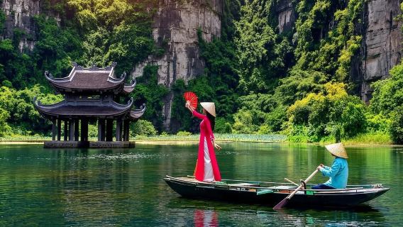 Hanoi to Ninh Binh 1-day tour: Hoa Lu Ancient Capital + Trang An cruise + Mua Cave + Chinese and English-speaking guide