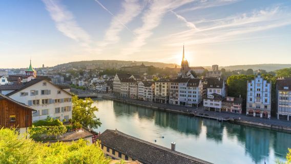 Zurich Lindenhof + Katedral Zurich + Bahnhofstrasse lawatan sewa peribadi + tiket tidak termasuk