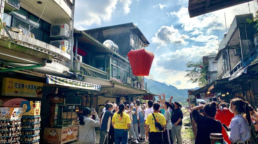 野柳地質公園+十分老街+十分瀑布+黃金瀑布+九份老街一日遊