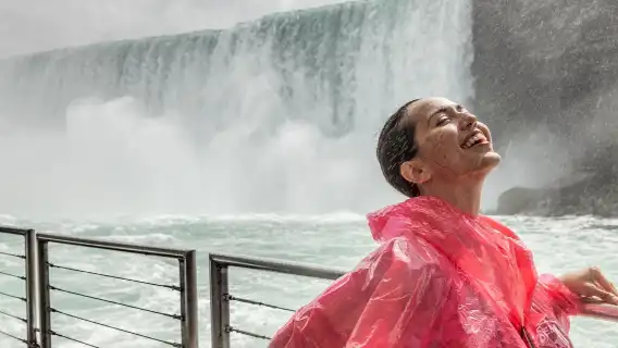Niagara Falls (Canada): Guided Tour + Boat Cruise + Roundtrip Transport