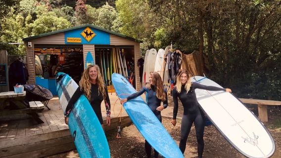 Auckland: lezione di surf di gruppo con la Muriwai Surf School