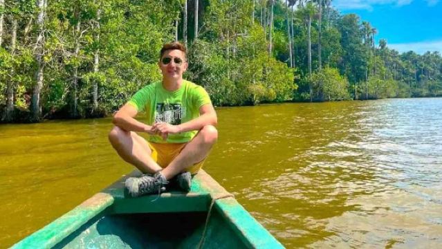 Visite des lécheurs d'argile pour perroquets et aras