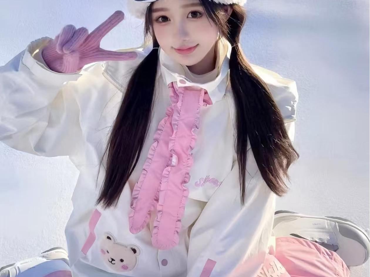 บริการเช่าชุดสกีสุดฮิตที่หยาบหลี - ชุดสกีสุดฮิต + หมวกกันน็อก + แว่นตากันหิมะ + อุปกรณ์ป้องกัน (มีหลายแบบให้เลือก)