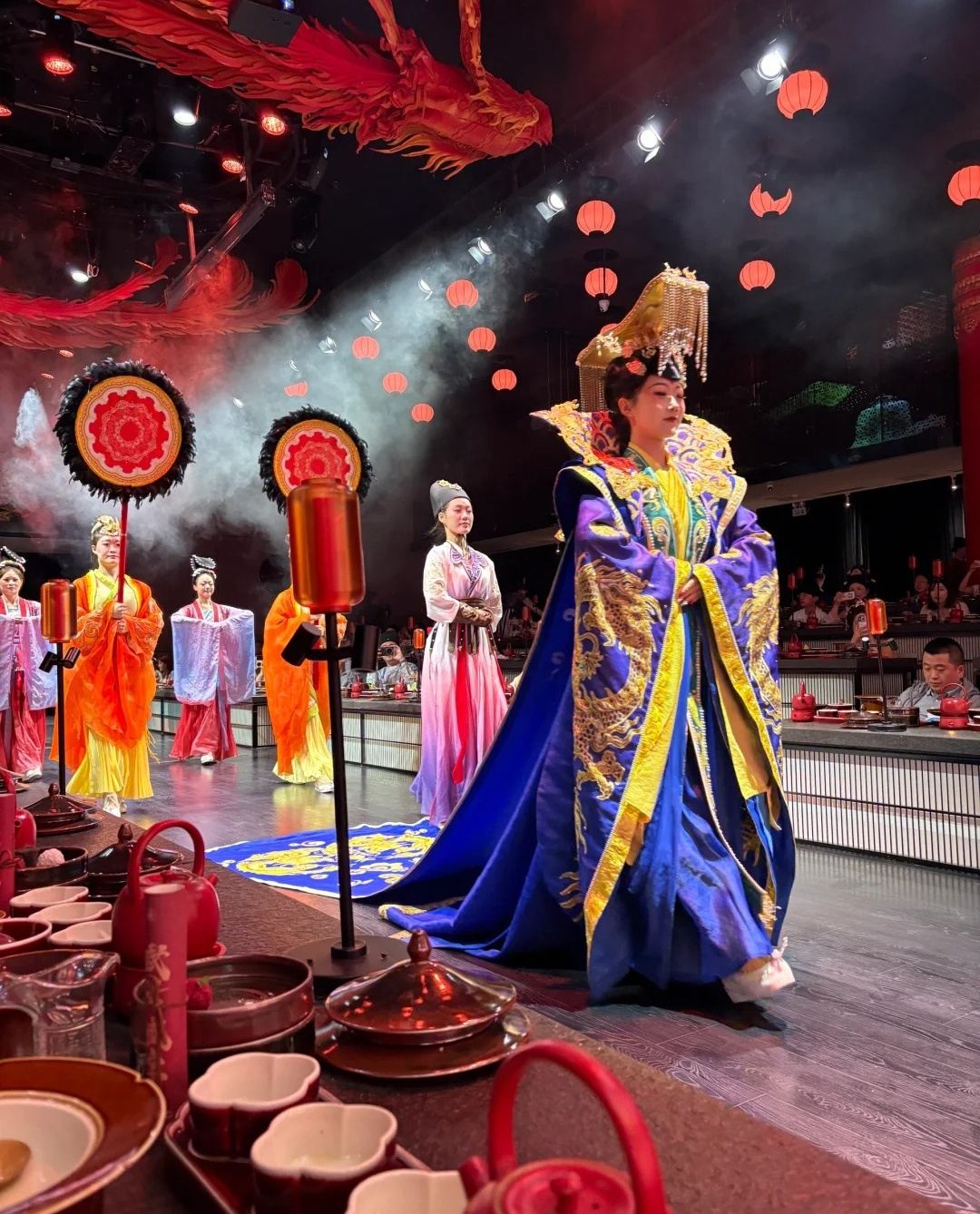 Luoyang Kaiserliche Festmahl - Chinesisches antikes Hofbankett-Erlebnis mit Hanfu-Aufführungen - Tanz-/Theatervorstellungen - Mittagessen/Abendessen