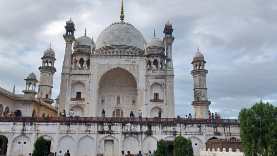 Explore Ajanta or Ellora Caves with Bibi Ka Maqbara from Aurangabad (All Inclusive)