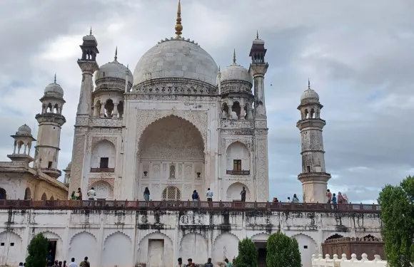 從奧蘭加巴德出發探索阿旖陀或埃洛拉石窟與比比卡巴格巴拉陵（全包）