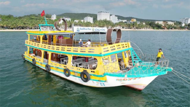 Phu Quoc: Private Sunset Wooden Boat BBQ and Fireworks Tour