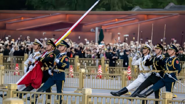 Lawatan Sehari di Dataran Tiananmen [Upacara Pengibaran Bendera/Tempat Duduk Utama/Bendera Kecil Percuma/Dipandu oleh Pemandu]