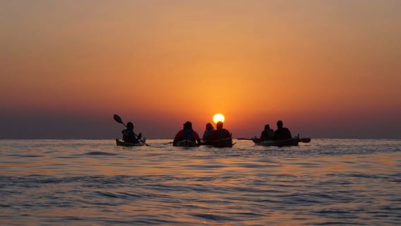Rodas: Experiencia de kayak en el mar al amanecer