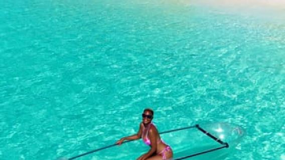 Servizio fotografico con drone in kayak trasparente a Zanzibar