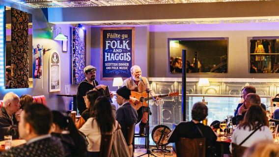 Edinburgh: Schottisches Abendessen und Folkmusik-Erlebnis