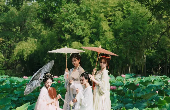 自貢方特恐龍王國Trip Moments【中華彩燈大世界/仙市古鎮多語言翻譯攝影師全程陪同帶玩跟拍】