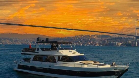 Bosphorus Sunset Luxury Yacht Cruise with Drinks + Snacks + Live Guide