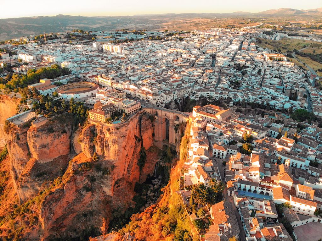 塞維利亞：薩阿拉+龍達+藍精靈小鎮胡斯卡爾1日遊