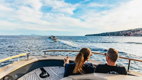 Experiencia en barco al atardecer en Nápoles: Vistas icónicas y Spritz