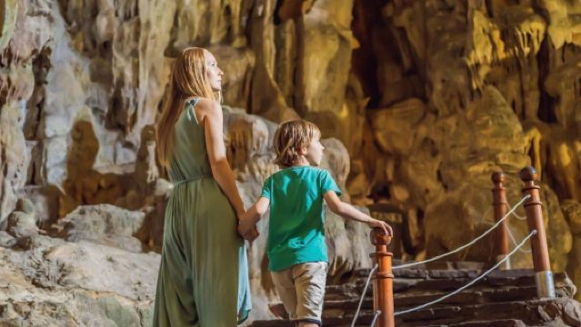 ツアンチャウ港発:ハロン湾6時間クルーズ(カヤック・洞窟探検・ランチ・ビーチ・島巡り付き)