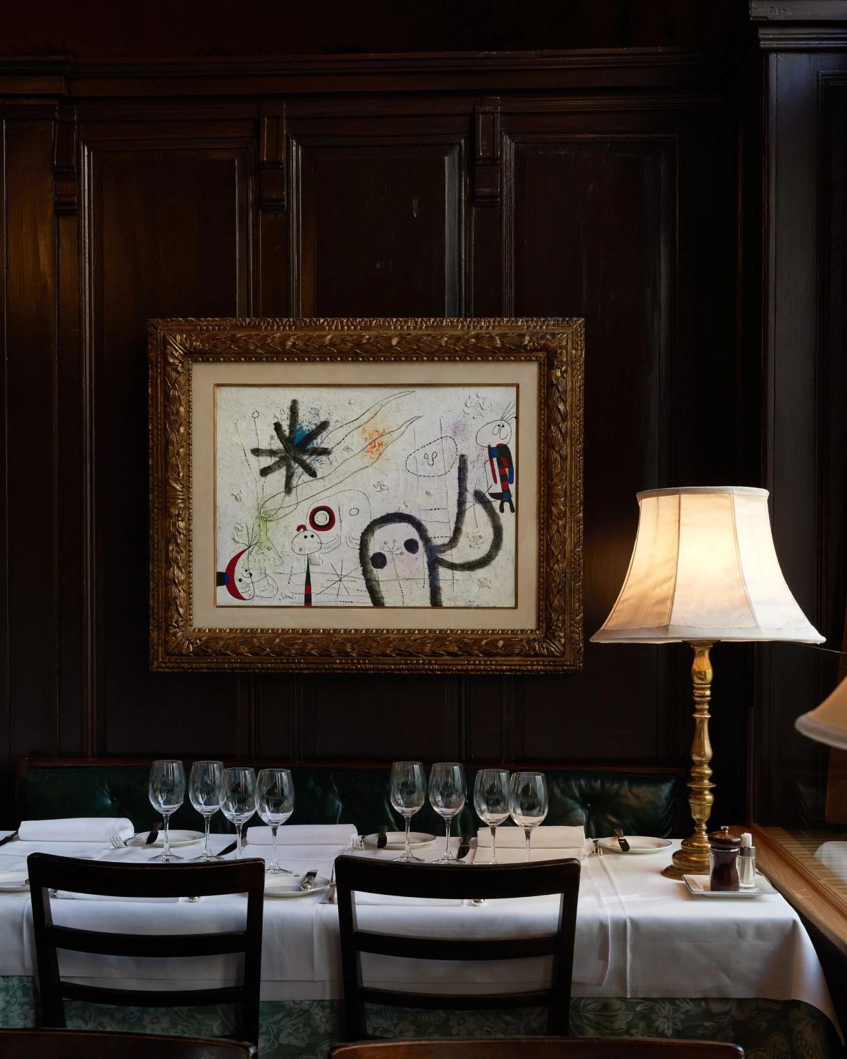 tempahan tempat duduk restoran terkenal Kronenhalle di Zurich, Switzerland