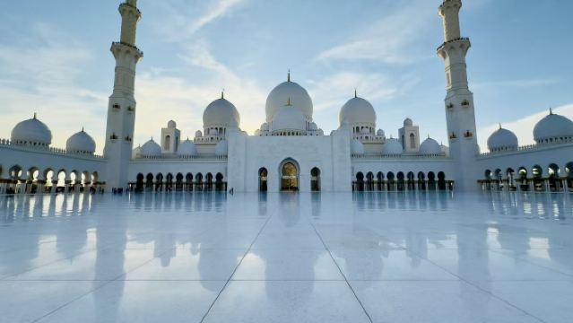 lawatan sehari ke Masjid Sheikh Zayed, Louvre, Istana Presiden dan Pulau Yas di Abu Dhabi