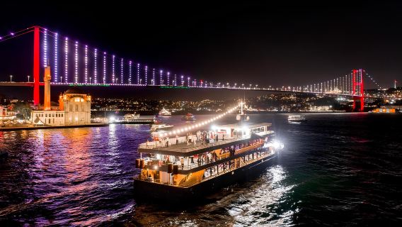 イスタンブール ボスポラス海峡夕食クルーズ（ホテル送迎＆ショー付き）