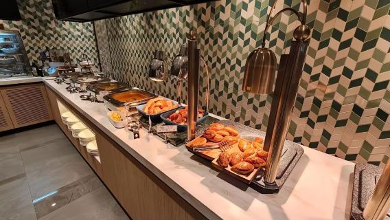 VIP lounge pass at Manchester Airport/MAN International Airport (VIP departure waiting service with unlimited meals and drinks)