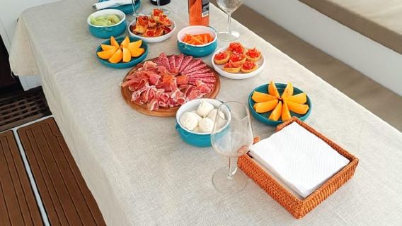 Polignano a Mare: Catamaran Tour with Aperitif & Local Food