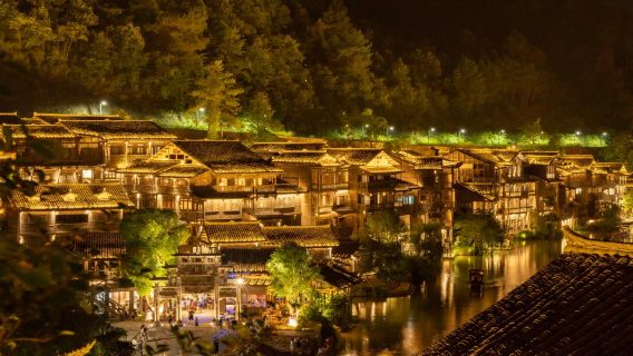 [Wyjazd z Guiyang] Jednodniowa wycieczka do międzynarodowego kurortu turystycznego Wujiangzhai w Guizhou | Lśniące gwiazdy między domami na palach