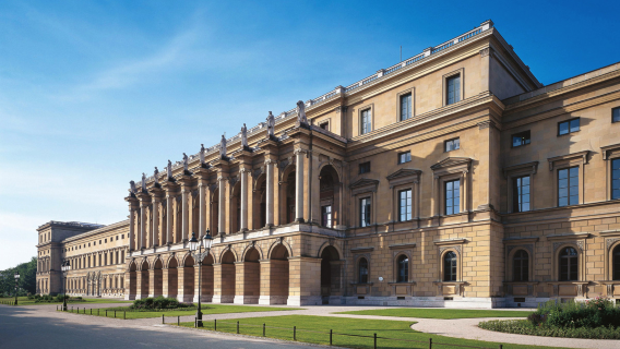Residenz Museum + New Town Hall + English Garden + Marienplatz day tour