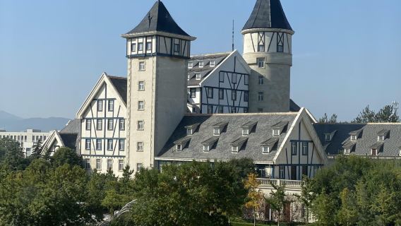 Có tour 1 ngày đến Dinh thự Yantai Mou, Cung điện Taixu, Nhà máy rượu Changyu Castle và Bãi biển Vàng, có dịch vụ hướng dẫn bằng tiếng Anh.