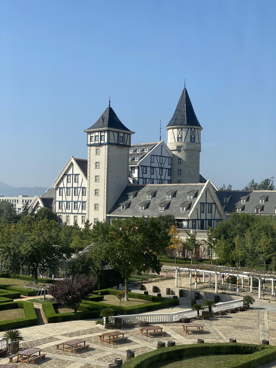 Tour di un giorno a Yantai che include la Tenuta Mu, il Tempio Taixu, la Cantina Changyu Castel e la Spiaggia Jinsha con servizio in cinese e inglese disponibile