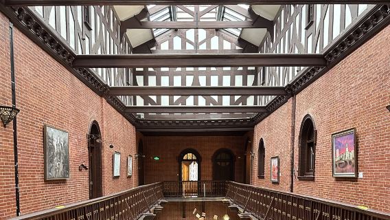 Shanghai Bund + Lichafandian Site (Zhongguozhengquan Museum) 2-hour guide with earphone included