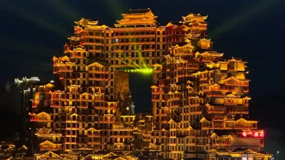 장자제 톈먼산 야간 라이트 쇼와 72기루 투어 (가이드 및 전용 차량 포함)