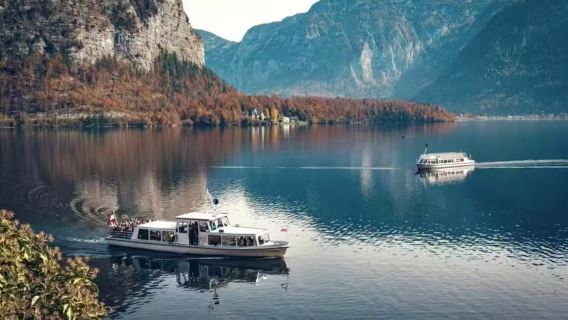 Vienna round-trip: 1-day tour to Hallstatt and Salzburg|English-speaking tour group