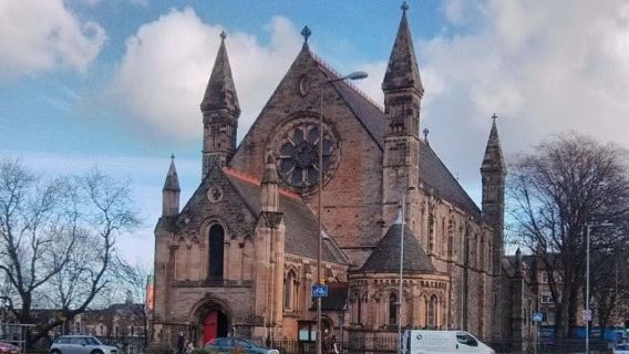 Edinburgh 1-day tour: City treasures and royal cruise experience