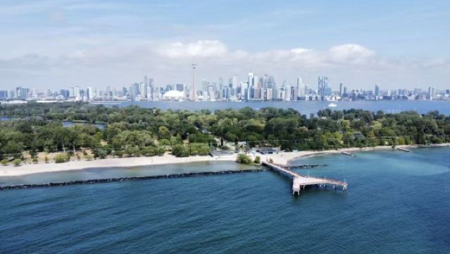 Lawatan sehari ke Zoo Toronto, Chinatown Toronto, Pusat Eaton Toronto dan Distillery District