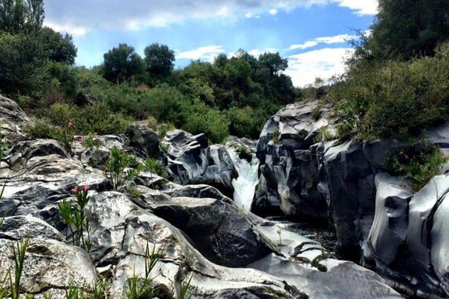 Tour di un giorno a piedi sull'Etna e nella Gola dell'Alcantara in Sicilia, Italia|Tour raffinati in piccoli gruppi