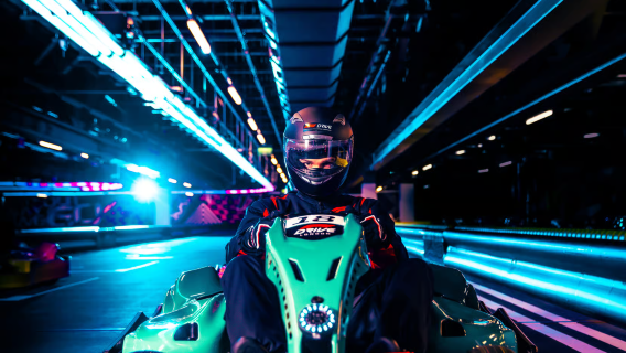 F1-Kart-Erlebnis im Tottenham Hotspur Stadium in London, England