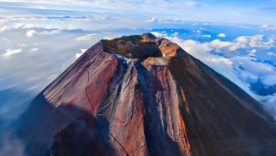 Tur helikopter sewaan ke Fuji Pass di Jepang (menghadap ke Gunung Fuji yang indah dan kawahnya).