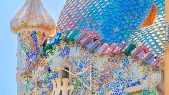 Sagrada Familia + Gaudi's Three Architectural Masterpieces in Spain|Includes Admission Ticket and Guided Tour + Chinese/English Guide