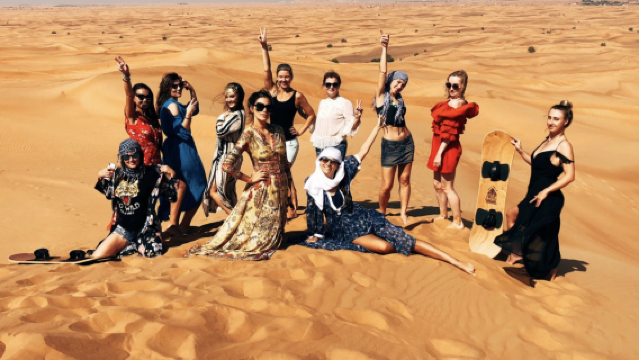 아부다비: 중앙/홈 & 호텔 픽업, 저녁 식사, 라이브 쇼, 모래보드 체험이 포함된 사파리 투어