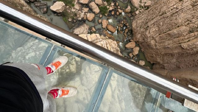 Excursión de un día con guía por el Caminito del Rey a 100 metros de altura en Málaga: ida y vuelta